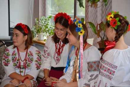 Młodzież z Ukrainy w swoich narodowych strojach